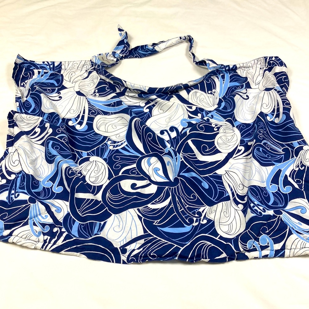 BeBe au Lait blue and white patterned nursing cover